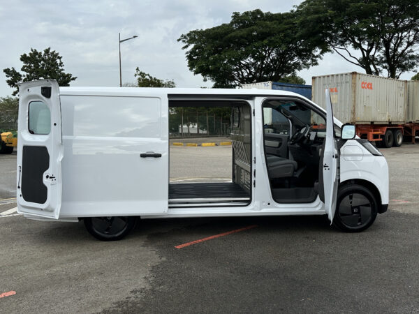 Farizon V7E Electric Van view 5